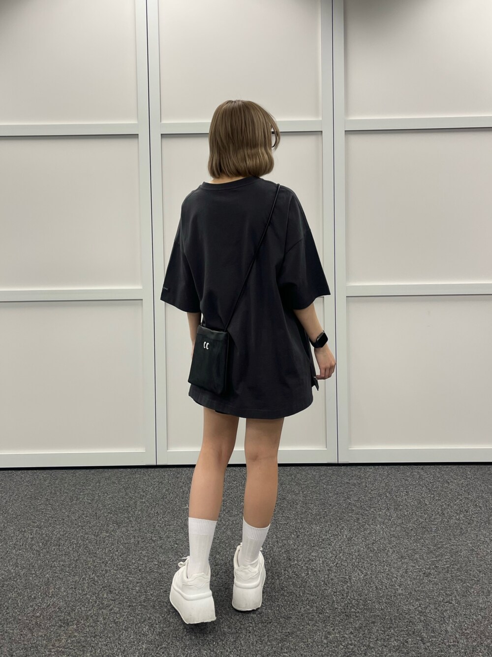 ブラック系のTシャツ/カットソーを着用したレディースの春コーディネートの4枚目の写真