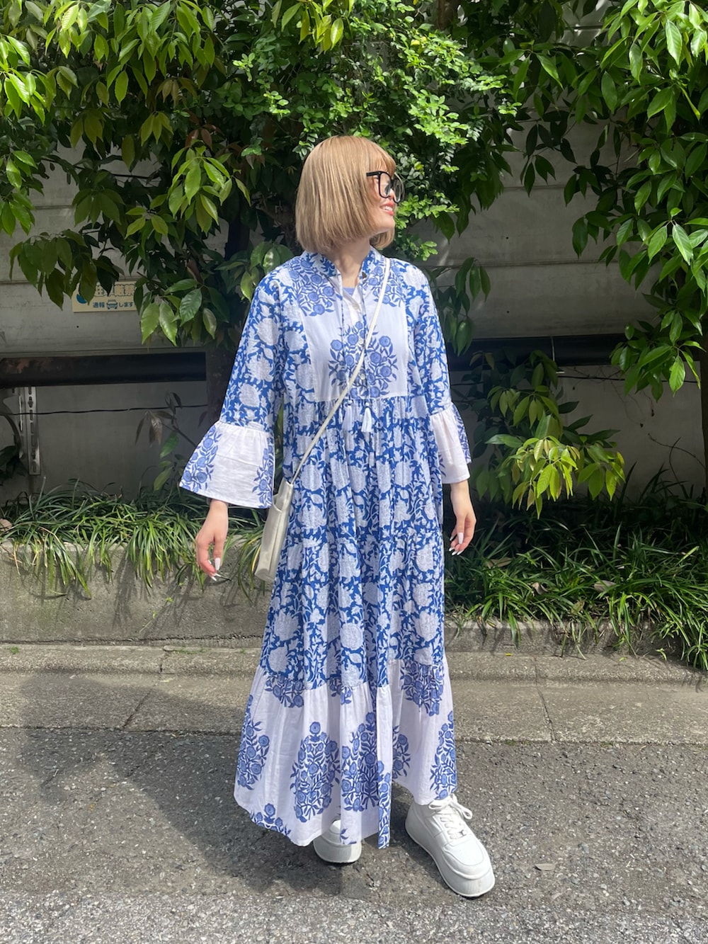 ブルー系のワンピースを着用したレディースの春コーディネートの4枚目の写真