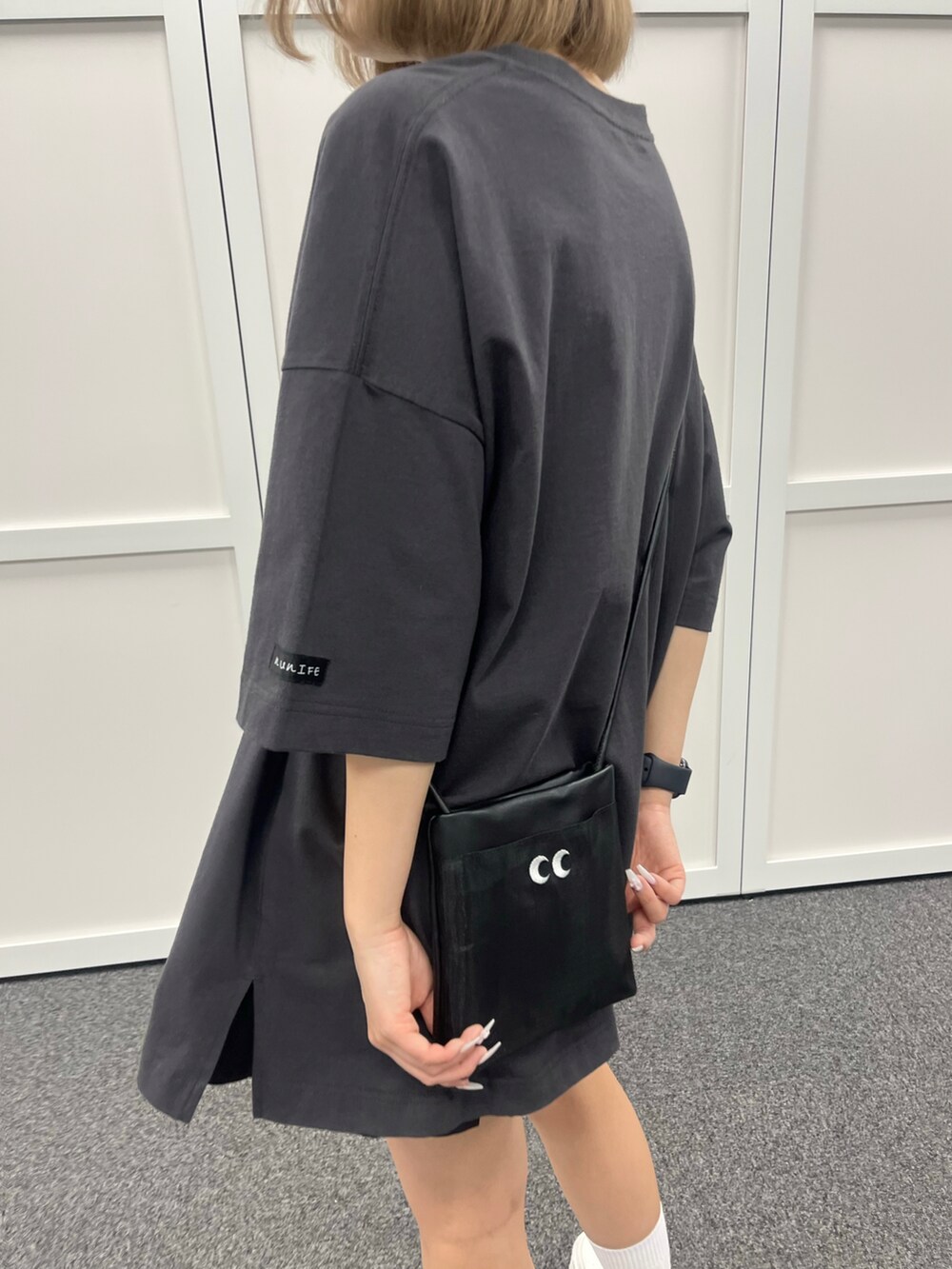 ブラック系のTシャツ/カットソーを着用したレディースの春コーディネートの5枚目の写真