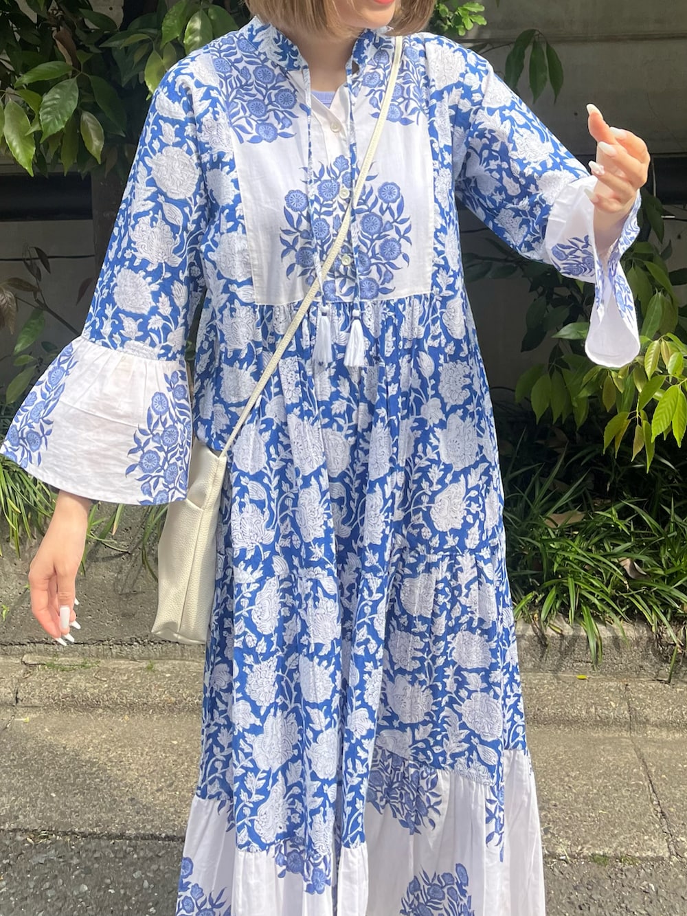 ブルー系のワンピースを着用したレディースの春コーディネートの3枚目の写真