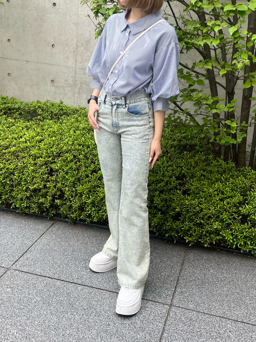 その他のシャツ/ブラウス、ブルー系のデニムパンツを着用したレディースの春コーディネートの5枚目の写真