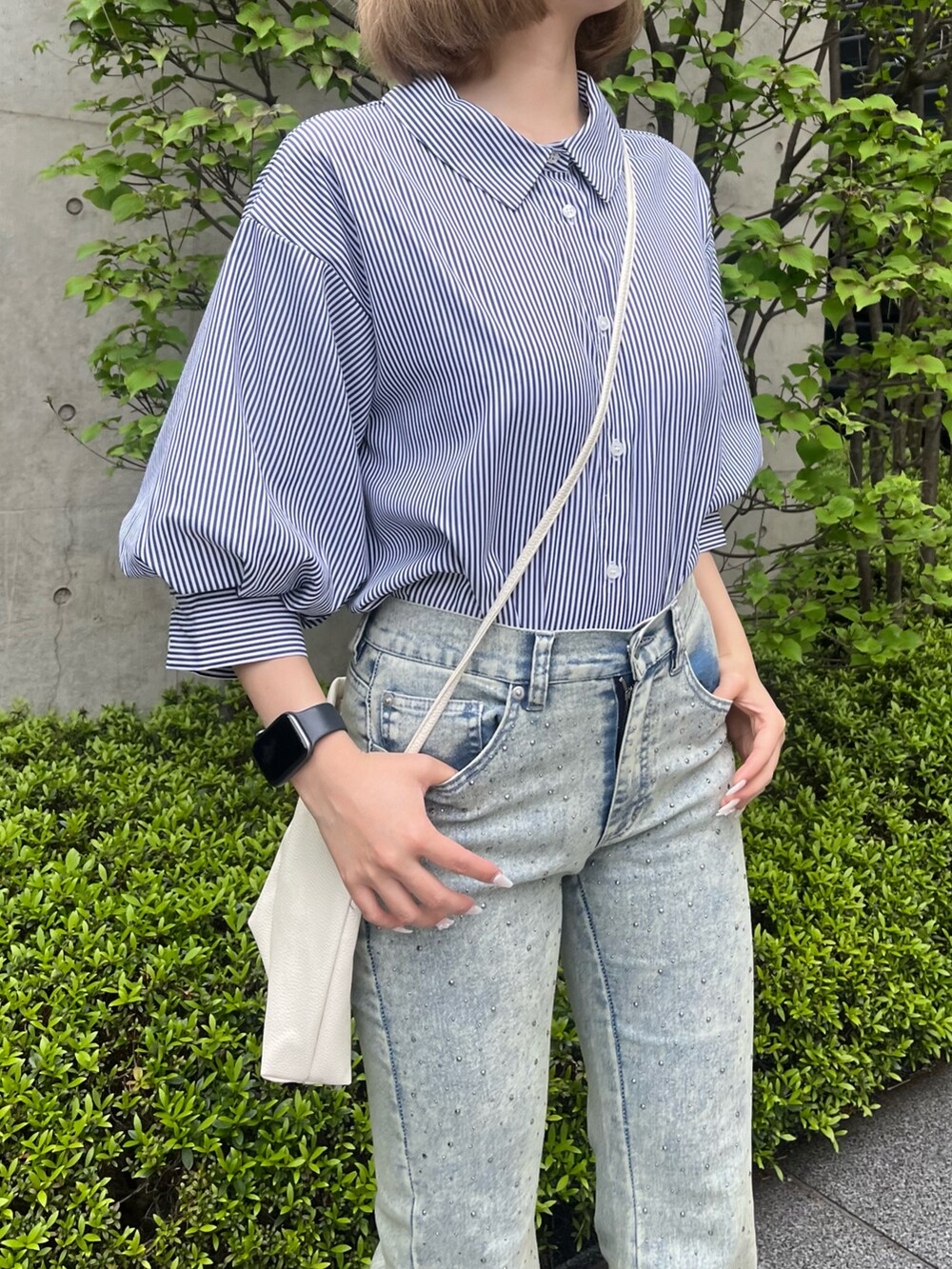 その他のシャツ/ブラウス、ブルー系のデニムパンツを着用したレディースの春コーディネートの3枚目の写真