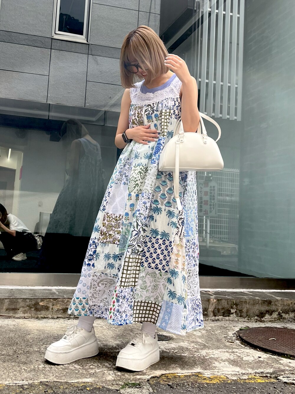 ホワイト系のワンピースを着用したレディースの春コーディネートの4枚目の写真