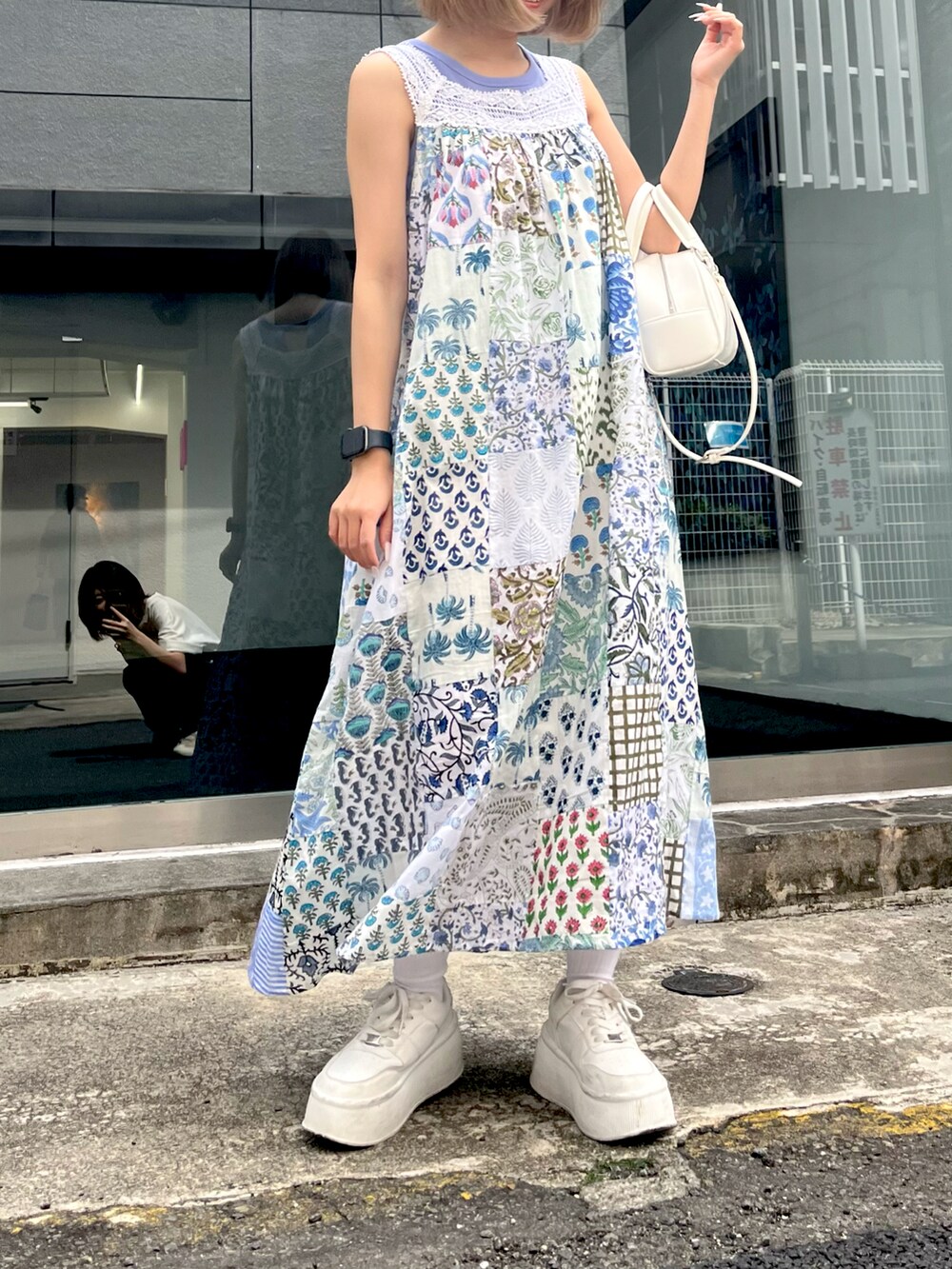 ホワイト系のワンピースを着用したレディースの春コーディネートの5枚目の写真