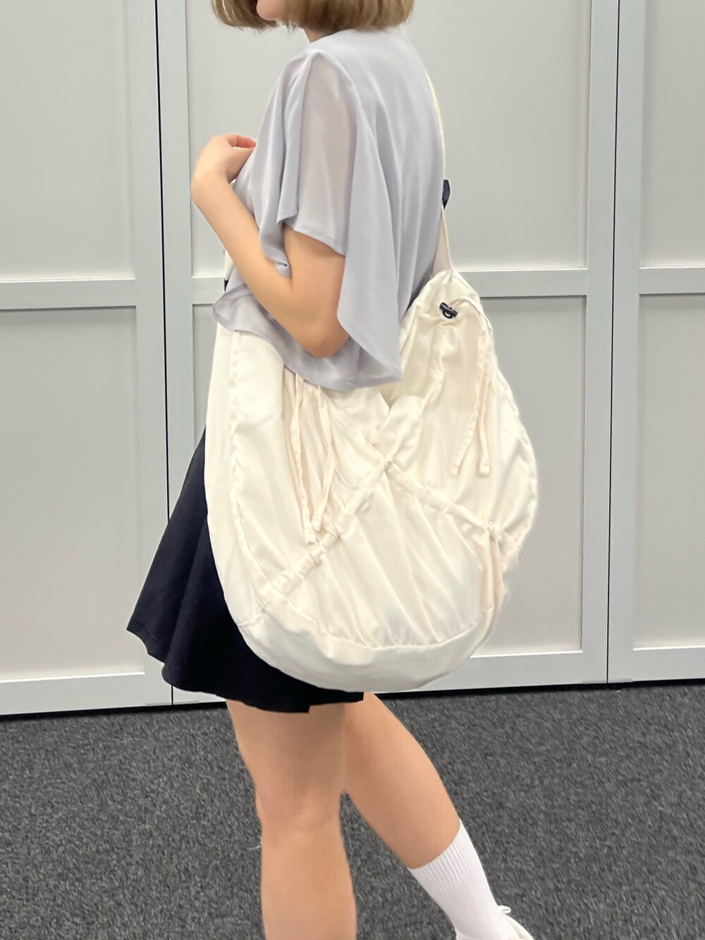 グレー系のシャツ/ブラウスを着用したレディースの春コーディネートの4枚目の写真