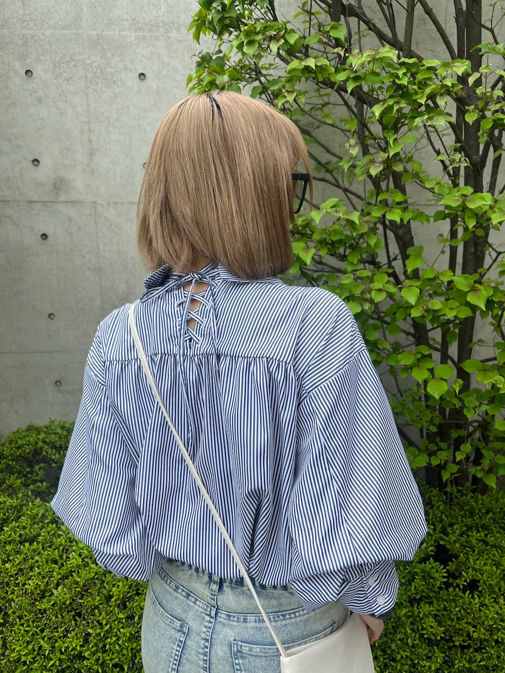 その他のシャツ/ブラウス、ブルー系のデニムパンツを着用したレディースの春コーディネートの4枚目の写真