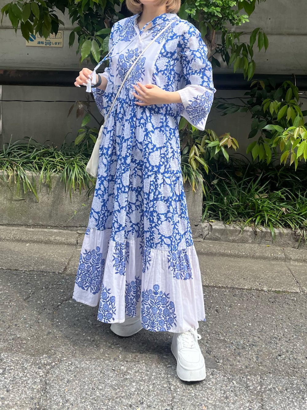 ブルー系のワンピースを着用したレディースの春コーディネートの2枚目の写真