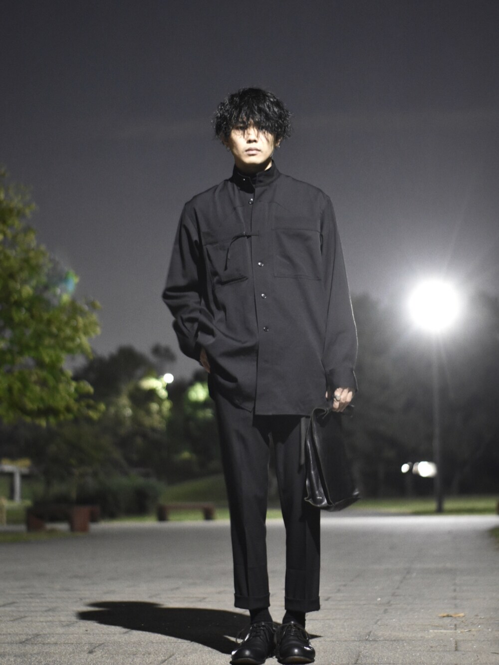 ブラック系のシャツ/ブラウス、ブラック系のクラッチバッグ、ブラック系のスラックスを着用したメンズの秋コーディネートの2枚目の写真