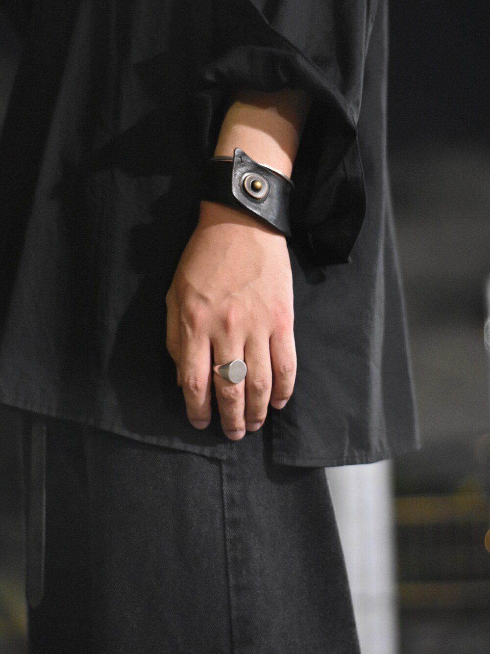 「オールブラック、ヨウジヤマモト、スカーフ、ワイドパンツ、ワイドシルエット、秋コーデ、yohji yamamoto pour homme、yohjiyamamoto」｜「Y’s for menのアイテム（シャツ/ブラウス、ブラック系）」を使った、立花さん（メンズ・177cm）の秋コーディネートの5枚目の写真