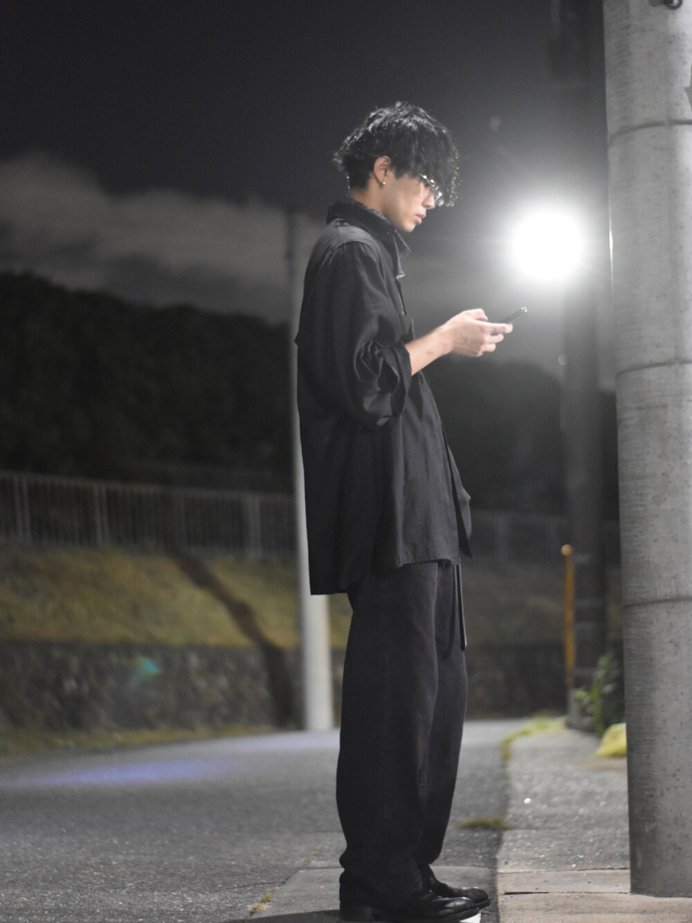 「オールブラック、ヨウジヤマモト、スカーフ、ワイドパンツ、ワイドシルエット、秋コーデ、yohji yamamoto pour homme、yohjiyamamoto」｜「Y’s for menのアイテム（シャツ/ブラウス、ブラック系）」を使った、立花さん（メンズ・177cm）の秋コーディネートの3枚目の写真