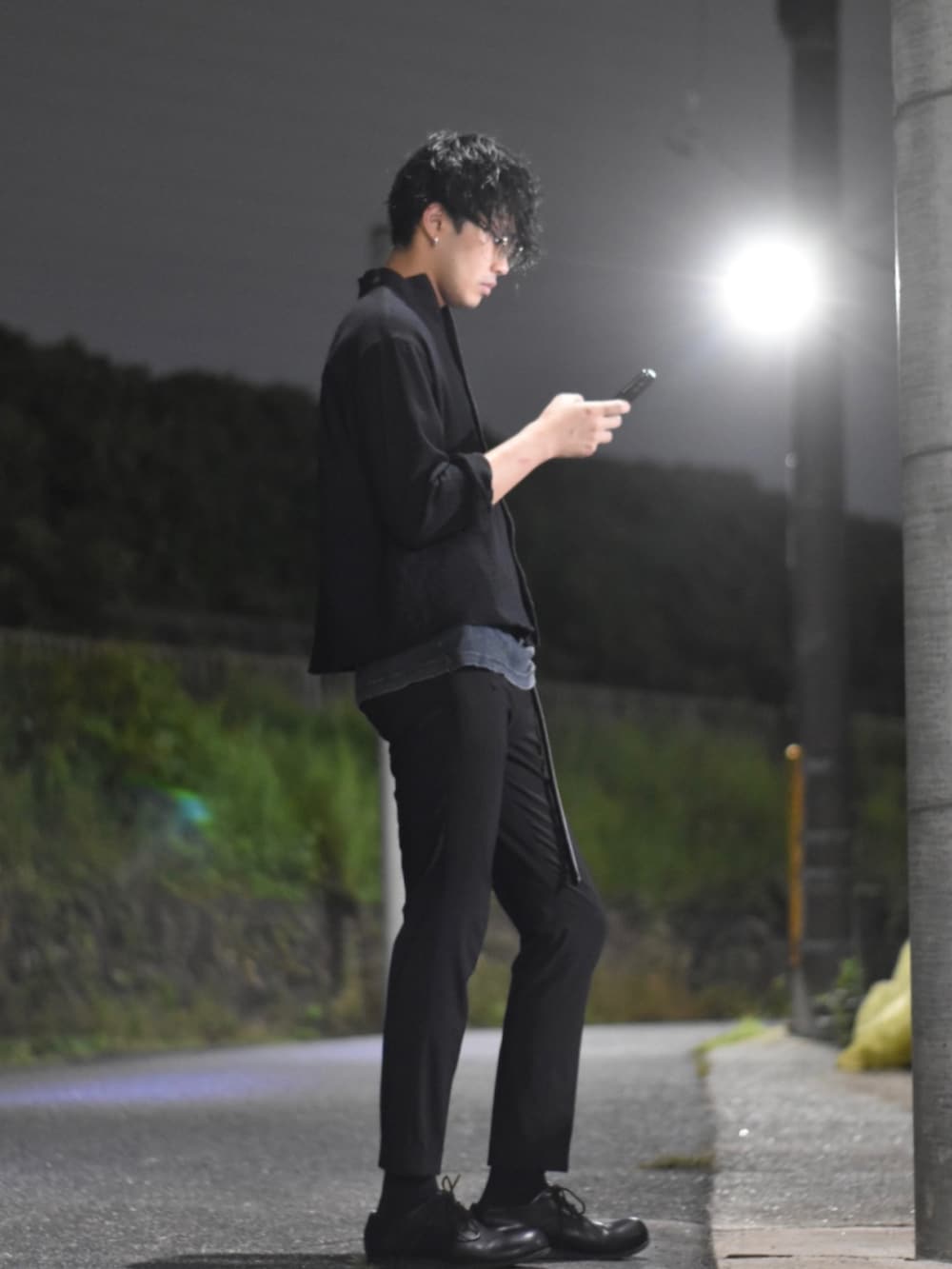 「モード、オールブラック、オールブラックコーデ、全身黒、ヨウジヤマモト、秋のコーデ、yohji yamamoto pour homme、yohjiyamamoto」｜「ka na taのアイテム（シャツ/ブラウス、ブラック系）」を使った、立花さん（メンズ・177cm）の秋コーディネートの3枚目の写真