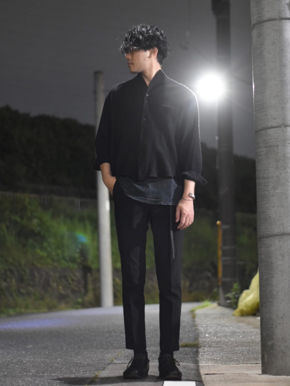 「モード、オールブラック、オールブラックコーデ、全身黒、ヨウジヤマモト、秋のコーデ、yohji yamamoto pour homme、yohjiyamamoto」｜「ka na taのアイテム（シャツ/ブラウス、ブラック系）」を使った、立花さん（メンズ・177cm）の秋コーディネートの2枚目の写真