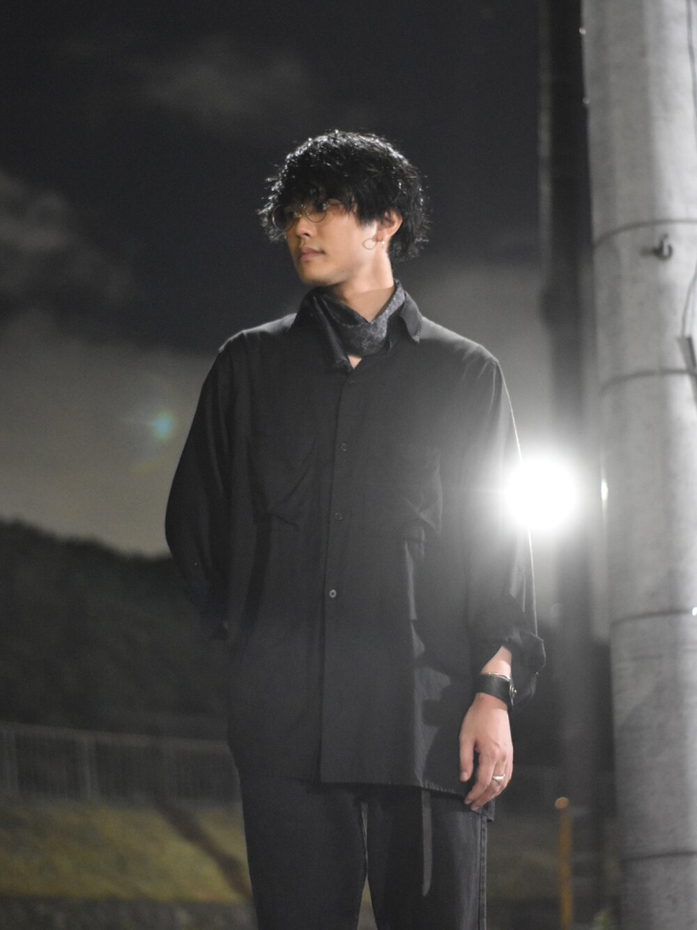 「オールブラック、ヨウジヤマモト、スカーフ、ワイドパンツ、ワイドシルエット、秋コーデ、yohji yamamoto pour homme、yohjiyamamoto」｜「Y’s for menのアイテム（シャツ/ブラウス、ブラック系）」を使った、立花さん（メンズ・177cm）の秋コーディネートの4枚目の写真