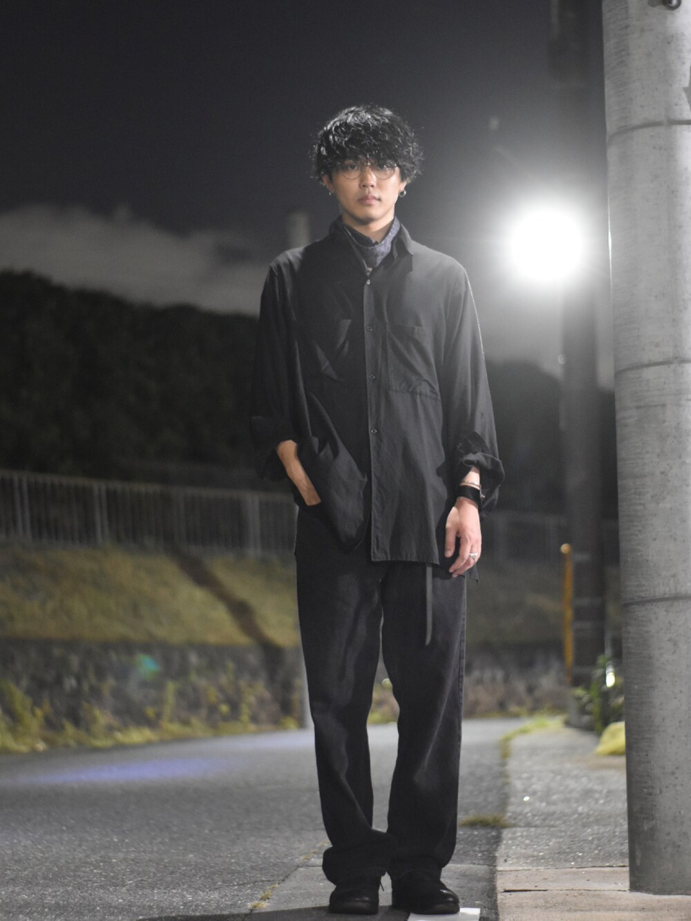 「オールブラック、ヨウジヤマモト、スカーフ、ワイドパンツ、ワイドシルエット、秋コーデ、yohji yamamoto pour homme、yohjiyamamoto」｜「Y’s for menのアイテム（シャツ/ブラウス、ブラック系）」を使った、立花さん（メンズ・177cm）の秋コーディネートの2枚目の写真