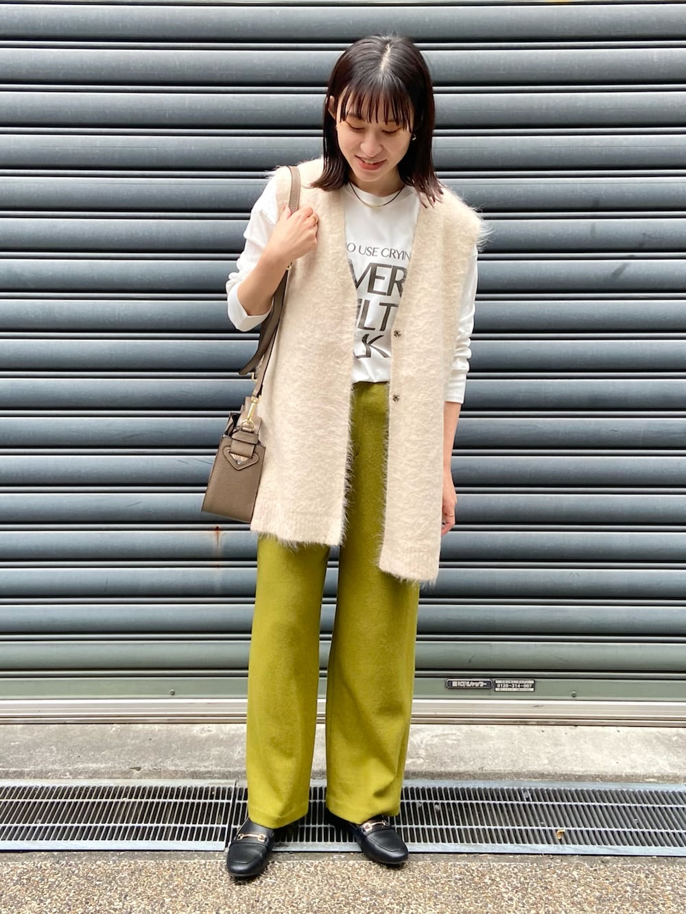 「秋コーデ、ベスト、ジレ、ニットベスト、ロゴT、カラーパンツ、ピスタチオ、グリーン、ショルダーバッグ、レザー、レイヤードスタイル、きれいめカジュアル、ノンブルアンペール、NOMBRE IMPAIR」｜「NOMBRE IMPAIRのアルパカシャギー　Vカラーベスト（ベスト、ホワイト系）」を使った、yamamura.さん（レディース・158cm）の秋コーディネートの2枚目の写真