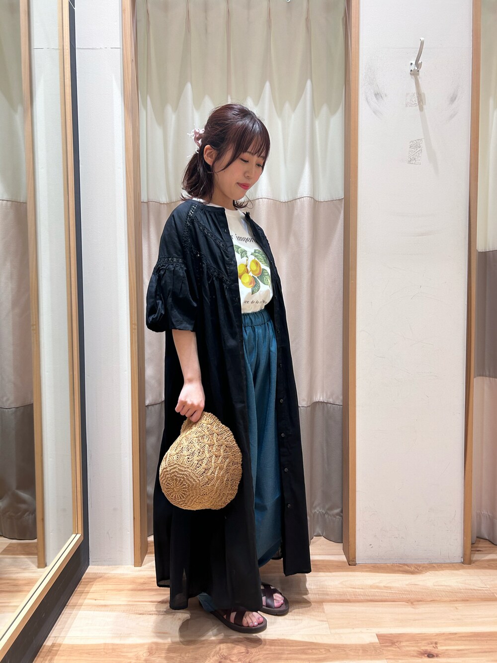 ホワイト系のTシャツ/カットソー、ブラック系のワンピース、グリーン系のその他パンツを着用したレディースの夏コーディネートの2枚目の写真