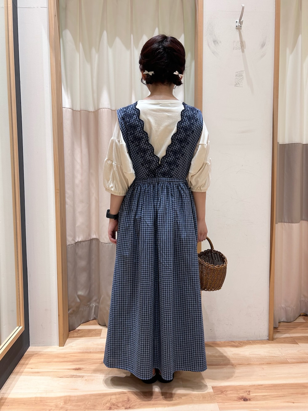 ブルー系のワンピース、ホワイト系のTシャツ/カットソー、ホワイト系のサンダルを着用したレディースの夏コーディネートの4枚目の写真