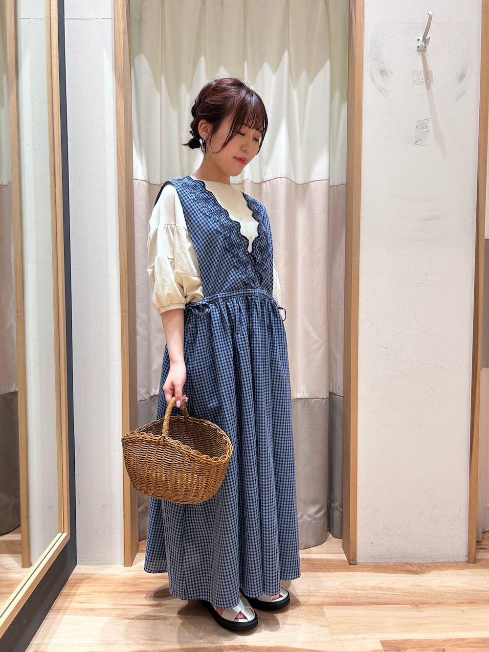 ブルー系のワンピース、ホワイト系のTシャツ/カットソー、ホワイト系のサンダルを着用したレディースの夏コーディネートの2枚目の写真