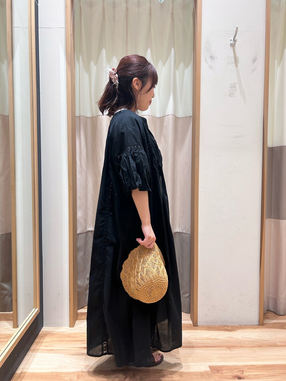 ホワイト系のTシャツ/カットソー、ブラック系のワンピース、グリーン系のその他パンツを着用したレディースの夏コーディネートの3枚目の写真