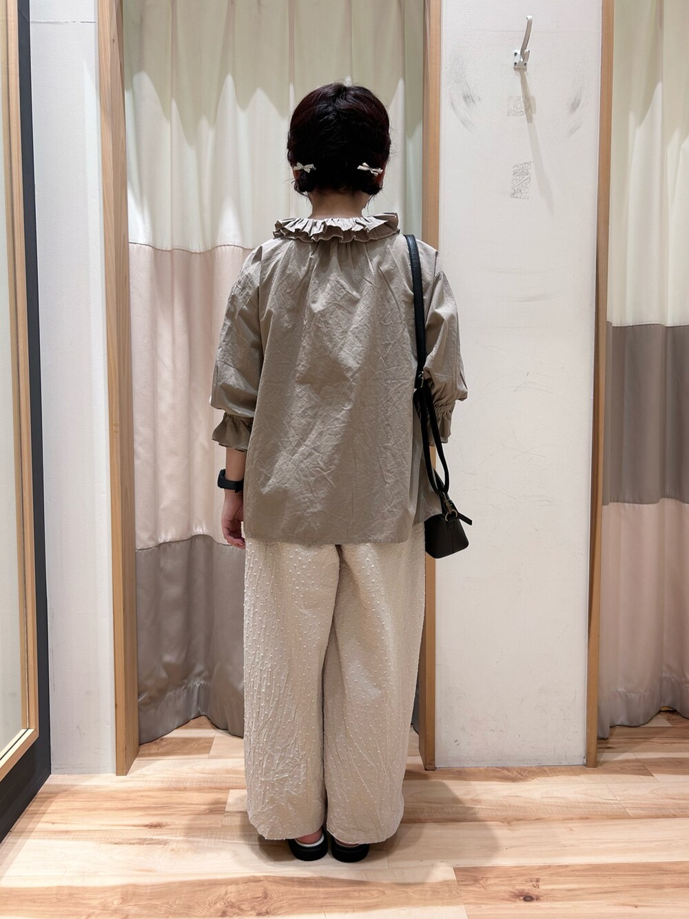 ホワイト系のTシャツ/カットソー、ホワイト系のその他パンツ、ベージュ系のシャツ/ブラウスを着用したレディースの夏コーディネートの4枚目の写真