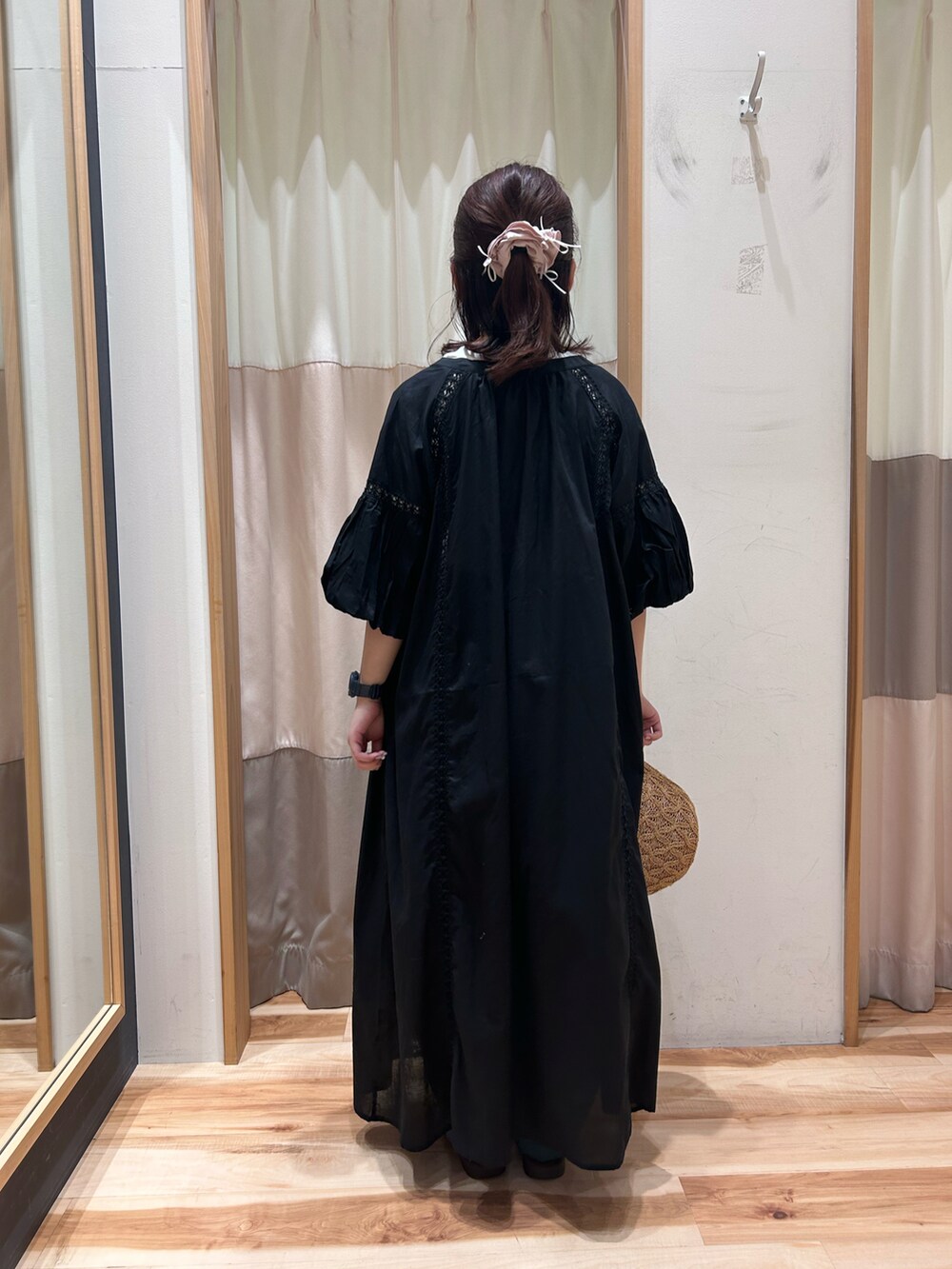 ホワイト系のTシャツ/カットソー、ブラック系のワンピース、グリーン系のその他パンツを着用したレディースの夏コーディネートの4枚目の写真