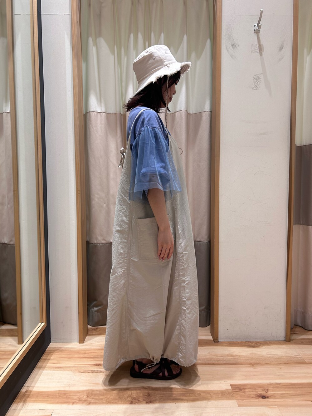 ブルー系のTシャツ/カットソー、ベージュ系のハットを着用したレディースの夏コーディネートの3枚目の写真