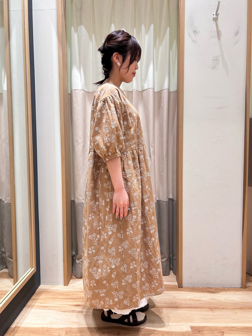 ベージュ系のワンピース、ホワイト系のスカート、ホワイト系のハンドバッグを着用したレディースの春コーディネートの2枚目の写真