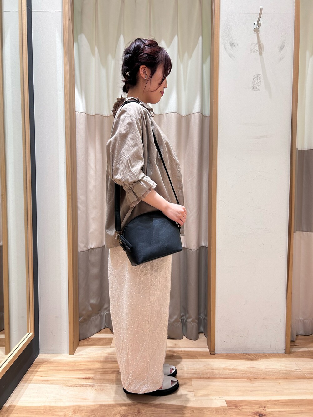 ホワイト系のTシャツ/カットソー、ホワイト系のその他パンツ、ベージュ系のシャツ/ブラウスを着用したレディースの夏コーディネートの3枚目の写真