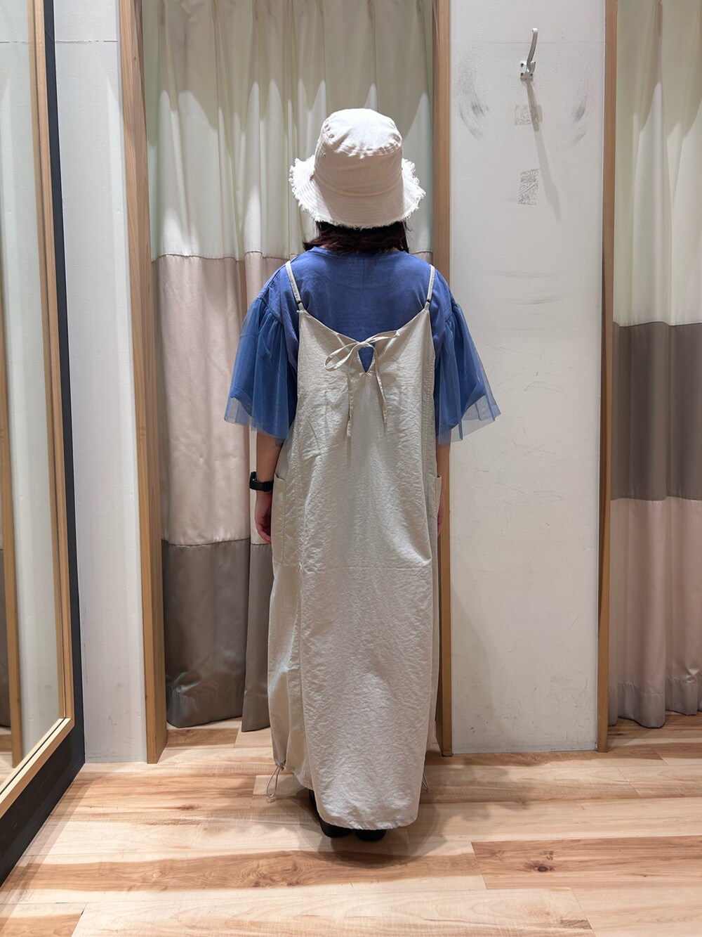 ブルー系のTシャツ/カットソー、ベージュ系のハットを着用したレディースの夏コーディネートの4枚目の写真