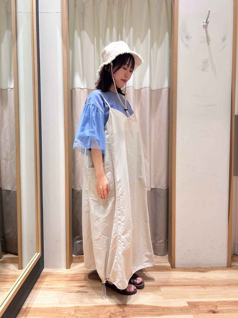 ブルー系のTシャツ/カットソー、ベージュ系のハットを着用したレディースの夏コーディネートの2枚目の写真