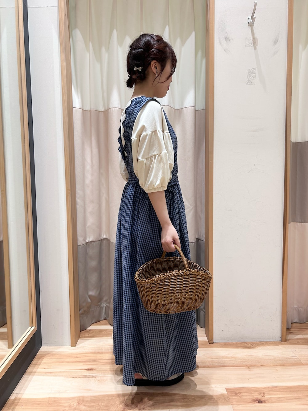 ブルー系のワンピース、ホワイト系のTシャツ/カットソー、ホワイト系のサンダルを着用したレディースの夏コーディネートの3枚目の写真