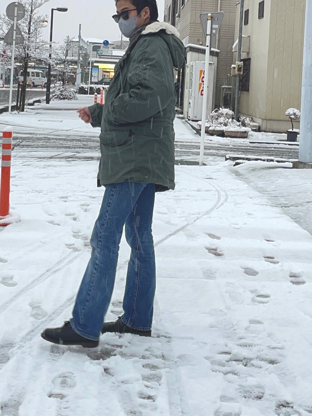 「古着コーデ、アメカジ、アメカジコーデ、アメカジスタイル、軍モノ、ミリタリー、ミリタリーコーデ、グランジ、グランジコーデ、Levi's、N3B、ほめられ本命コーデ」｜「Ray-Banのアイテム（サングラス、ブラック系）」を使った、suzさん（メンズ・177cm）の冬コーディネートの2枚目の写真