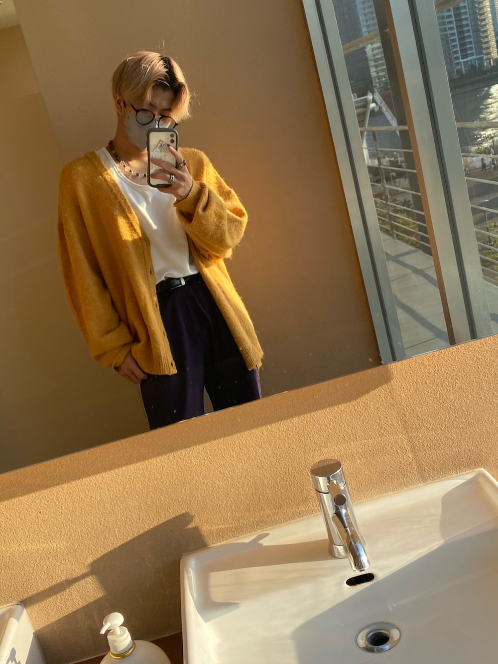 「秋のコーデ、秋服、おしゃれさんと繋がりたい、メンズファッション、キレイめ、フレアパンツ、古着好きな人と繋がりたい、秋色、autumn look、autumn、autumn style、autumn outfit」｜「Perushuのアイテム（カーディガン/ボレロ、イエロー系）」を使った、suzさん（メンズ・177cm）の秋コーディネートの3枚目の写真