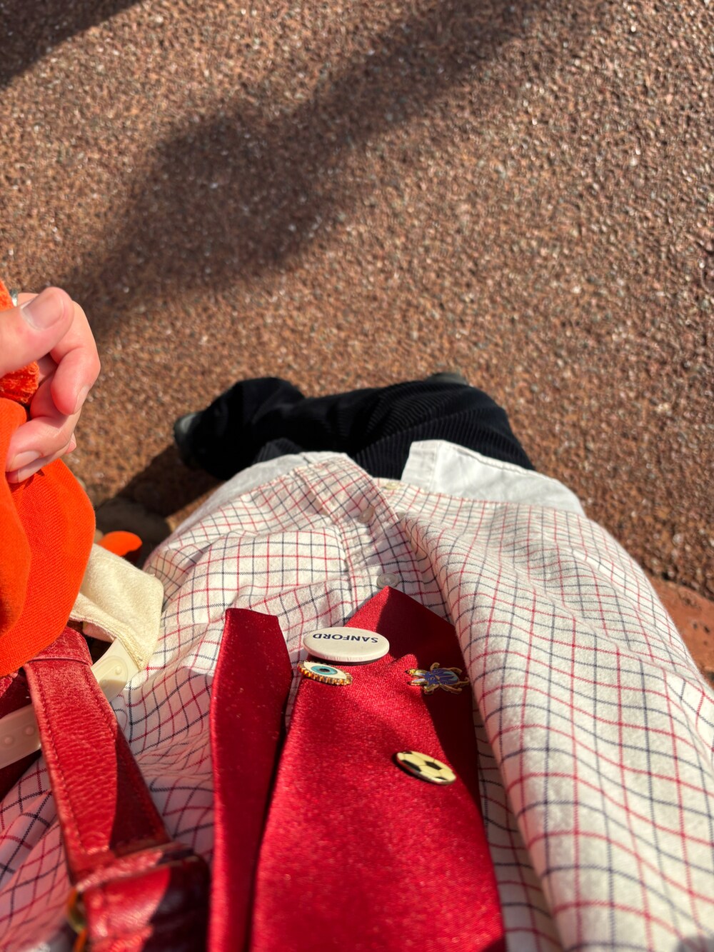 オレンジ系の帽子を着用したメンズの秋コーディネートの2枚目の写真