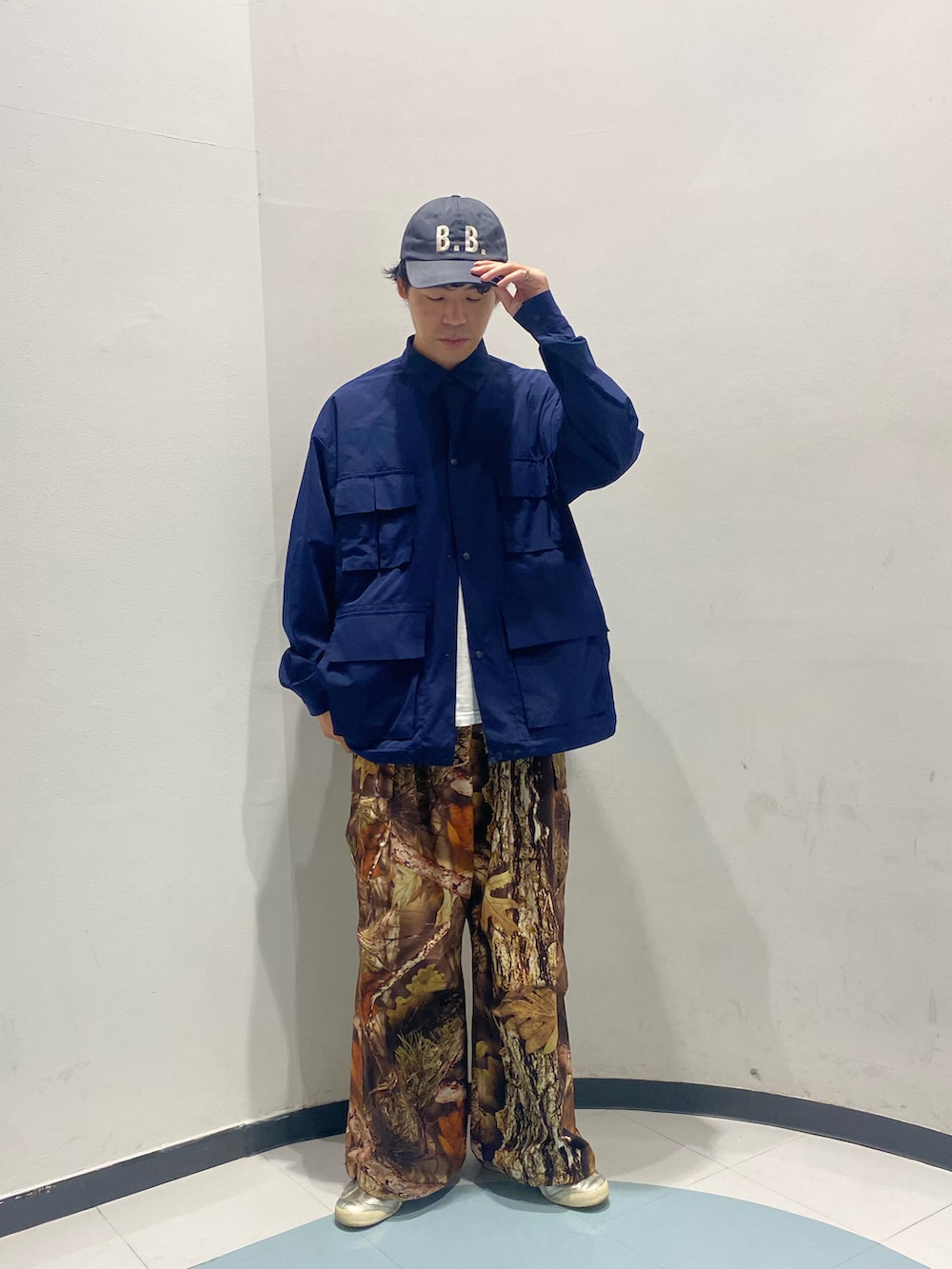 ブルー系のシャツ/ブラウス、グリーン系のカーゴパンツを着用したメンズの夏コーディネートの2枚目の写真