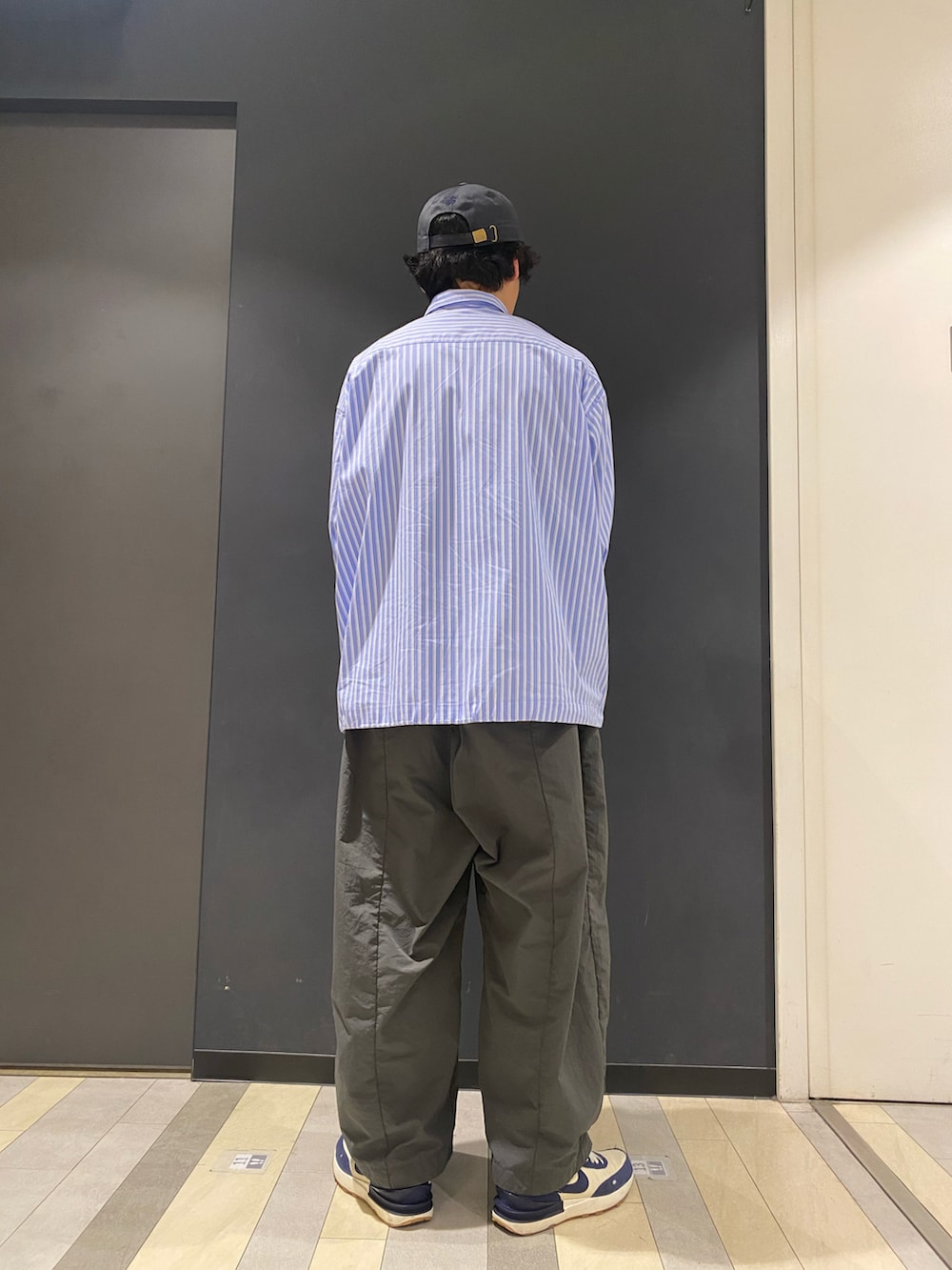 ブルー系のシャツ/ブラウス、グレー系のその他パンツを着用したメンズの春コーディネートの3枚目の写真