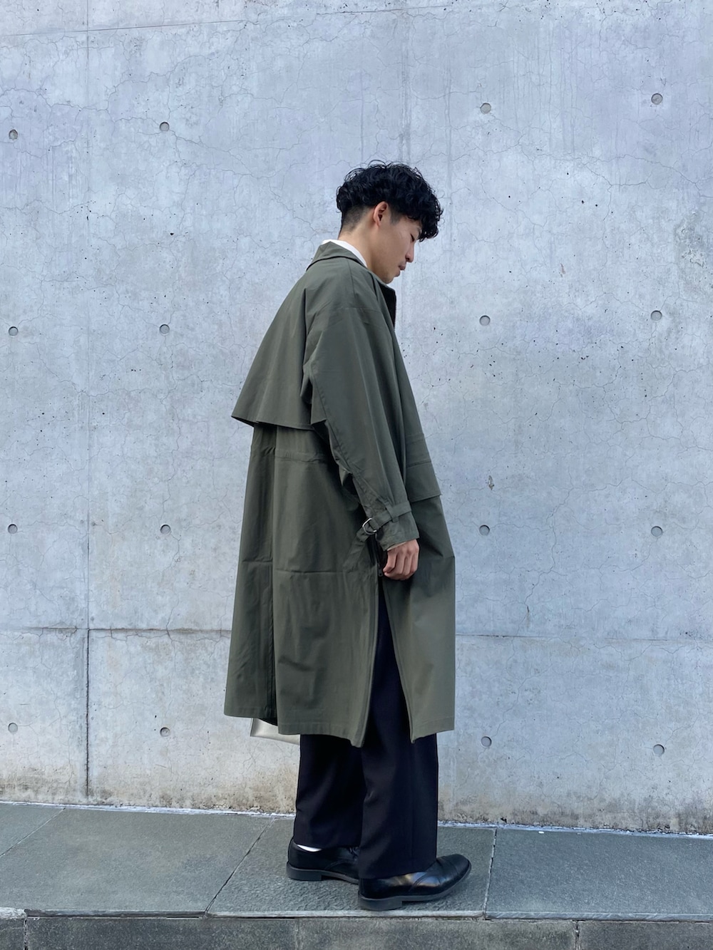 ベージュ系のシャツ/ブラウス、グリーン系のモッズコート、ブラック系のその他パンツを着用したメンズの春コーディネートの2枚目の写真