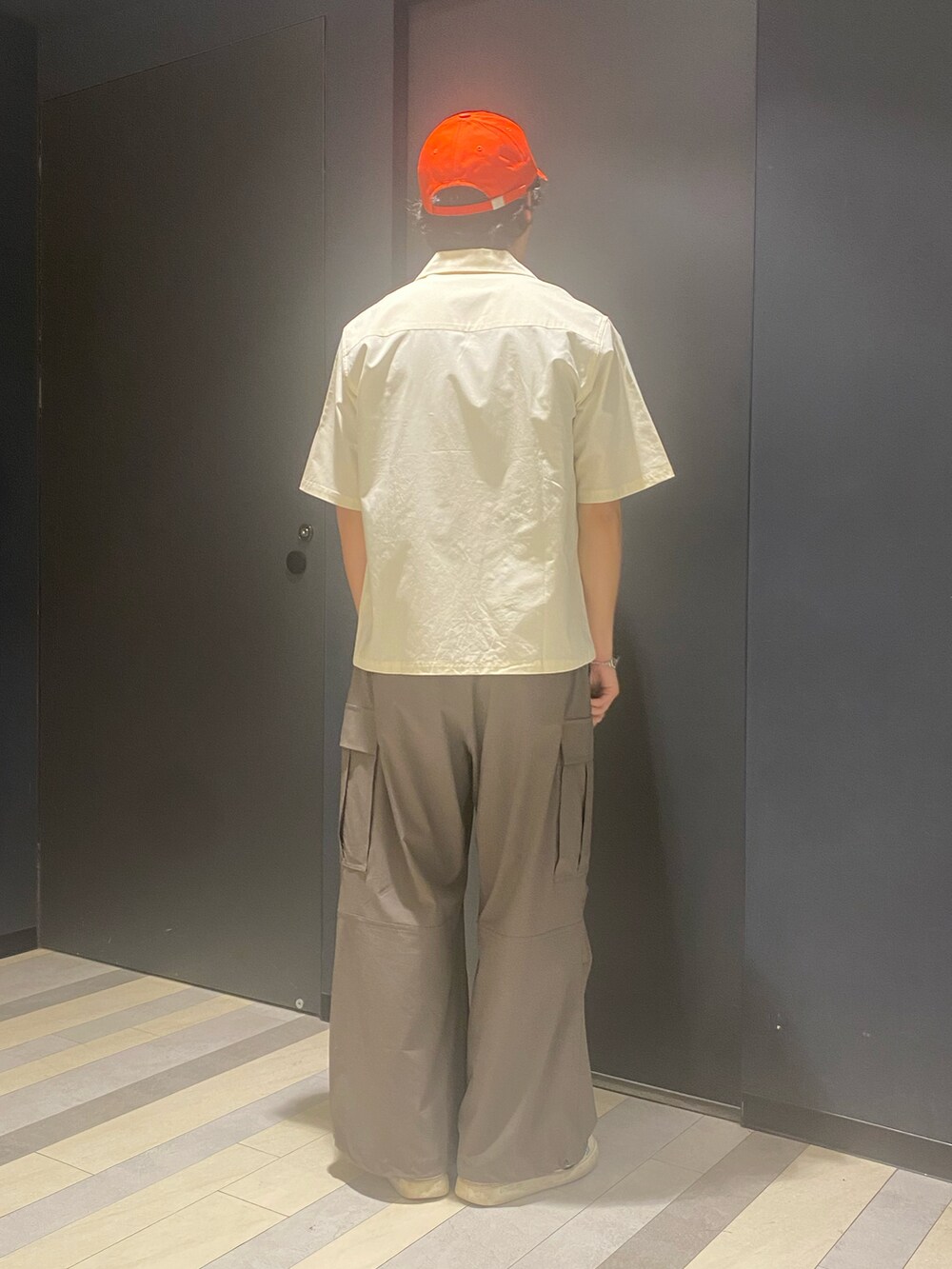 ホワイト系のシャツ/ブラウス、グリーン系のその他パンツ、シルバー系のネックレスを着用したメンズの春コーディネートの3枚目の写真