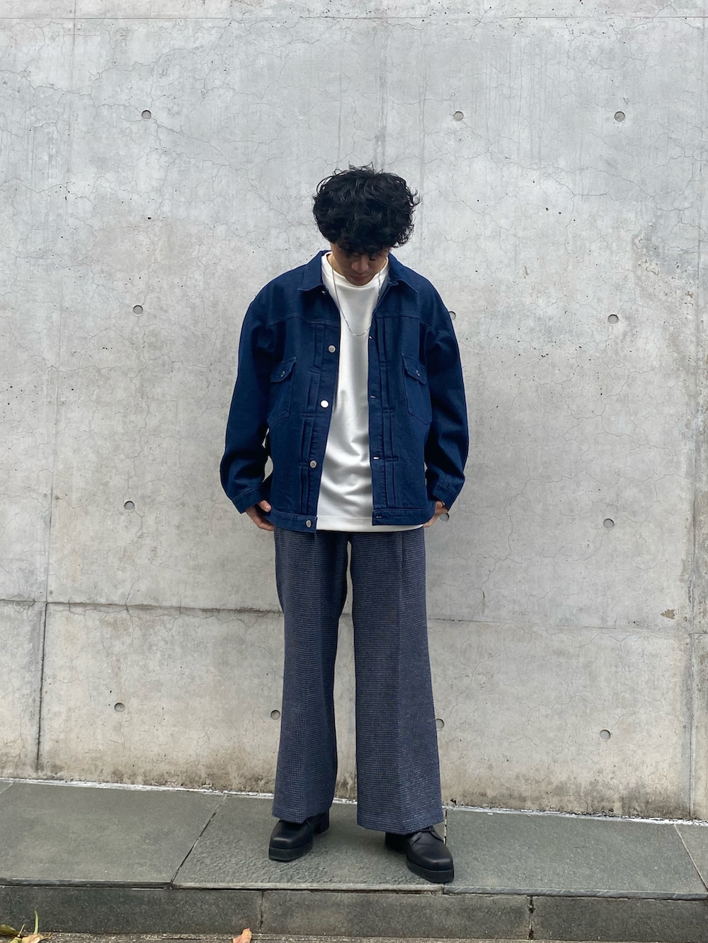 ブルー系のデニムジャケット、ブルー系のその他パンツ、ブラック系のその他シューズを着用したメンズの春コーディネートの2枚目の写真