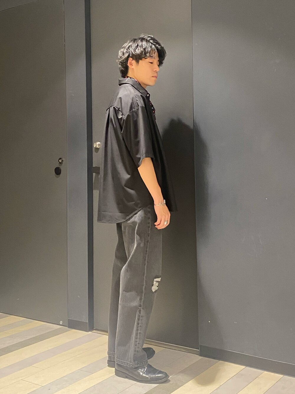 ブラック系のシャツ/ブラウス、ホワイト系のTシャツ/カットソー、ブラック系のデニムパンツを着用したメンズの春コーディネートの2枚目の写真