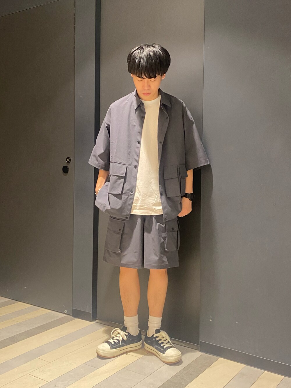 グレー系のシャツ/ブラウス、グレー系のその他パンツを着用したメンズの春コーディネートの2枚目の写真