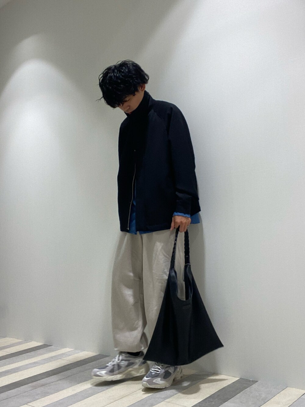 ブラック系のブルゾン、ブルー系のシャツ/ブラウス、グレー系のその他パンツを着用したメンズの秋コーディネートの2枚目の写真