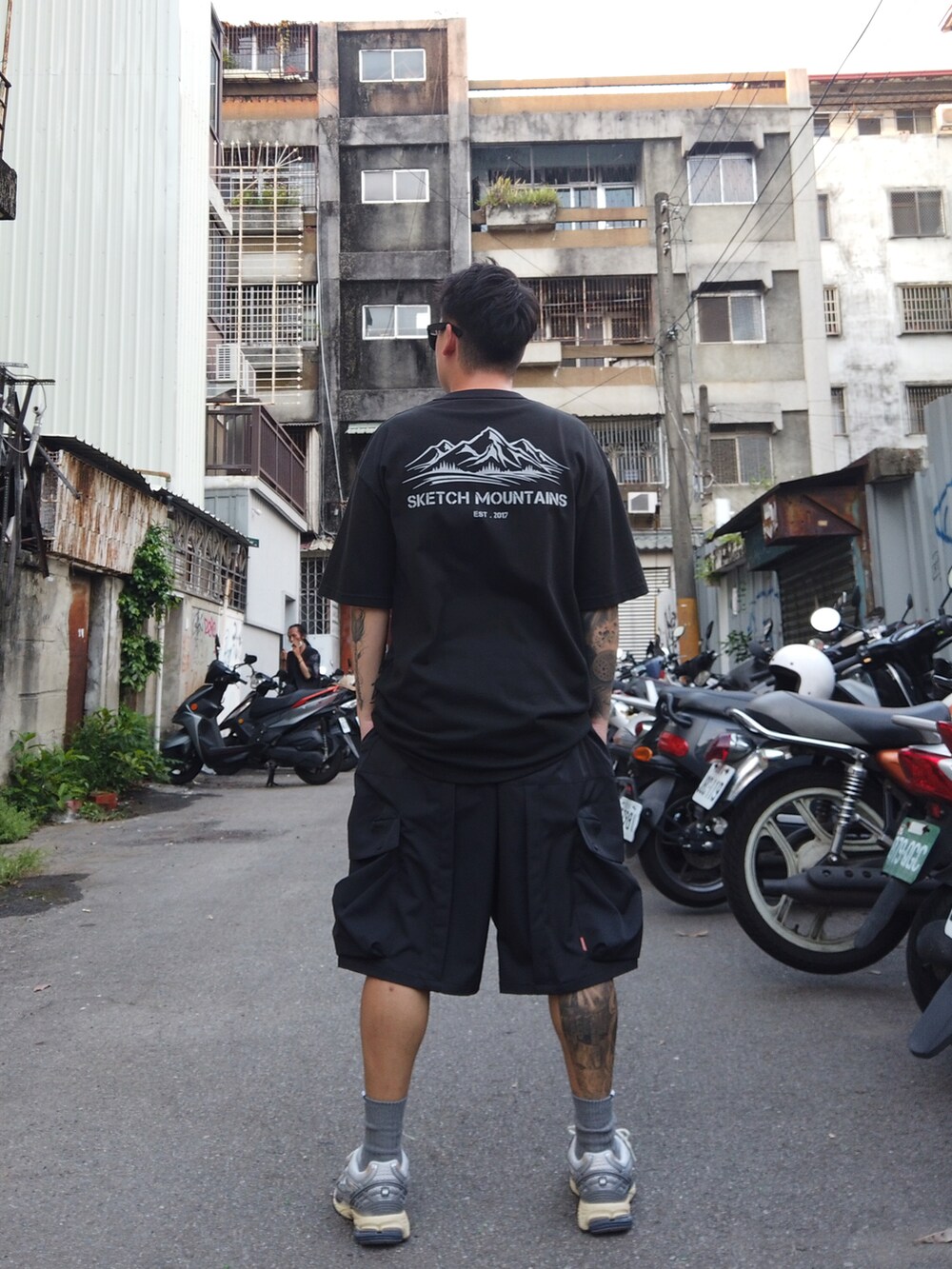 「一中街、一中r3born、r3born1920」｜「NEW BALANCEのM1906R（スニーカー、シルバー系）」を使った、kevinlai2530さん（メンズ・165cm）の秋コーディネートの4枚目の写真
