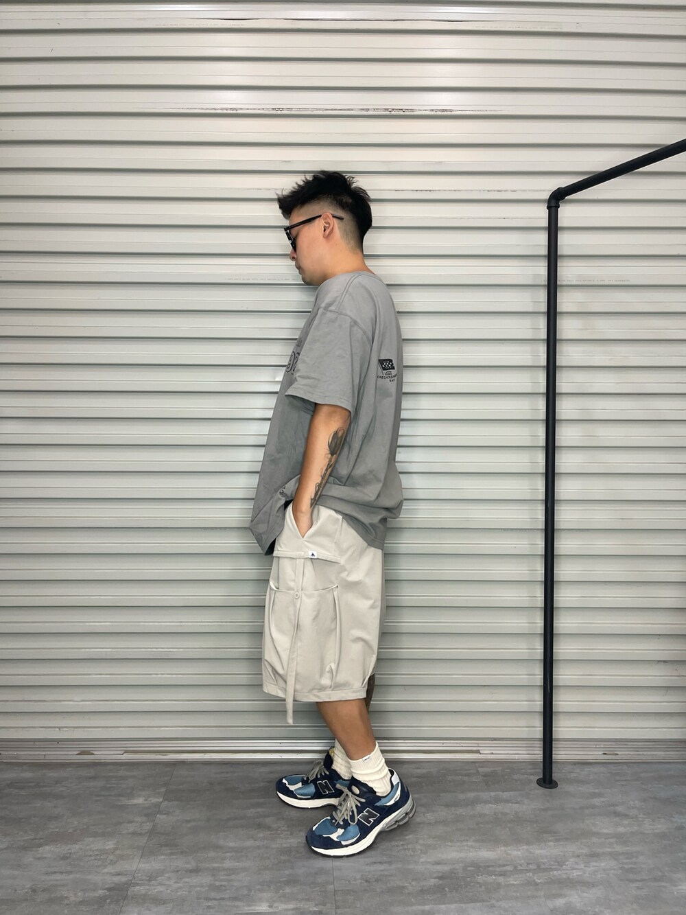 「一中街」｜「NEW BALANCEのアイテム（スニーカー、ブルー系）」を使った、kevinlai2530さん（メンズ・165cm）の秋コーディネートの2枚目の写真