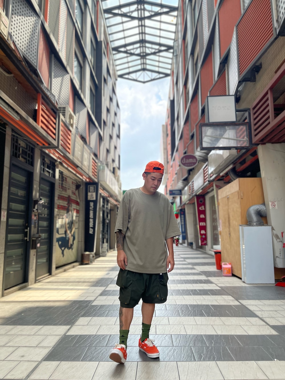 「一中街、一中r3born、r3born1920」｜「WTAPSのアイテム（キャップ、オレンジ系）」を使った、kevinlai2530さん（メンズ・165cm）の秋コーディネートの2枚目の写真