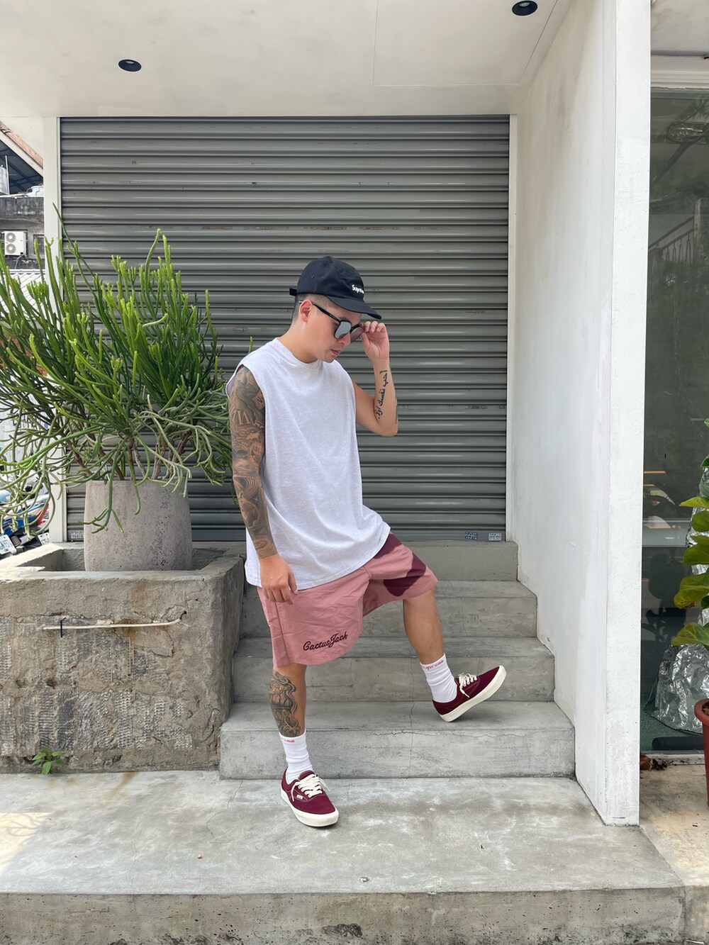 「一中街」｜「VANSのアイテム（スニーカー、レッド系）」を使った、kevinlai2530さん（メンズ・165cm）の秋コーディネートの3枚目の写真