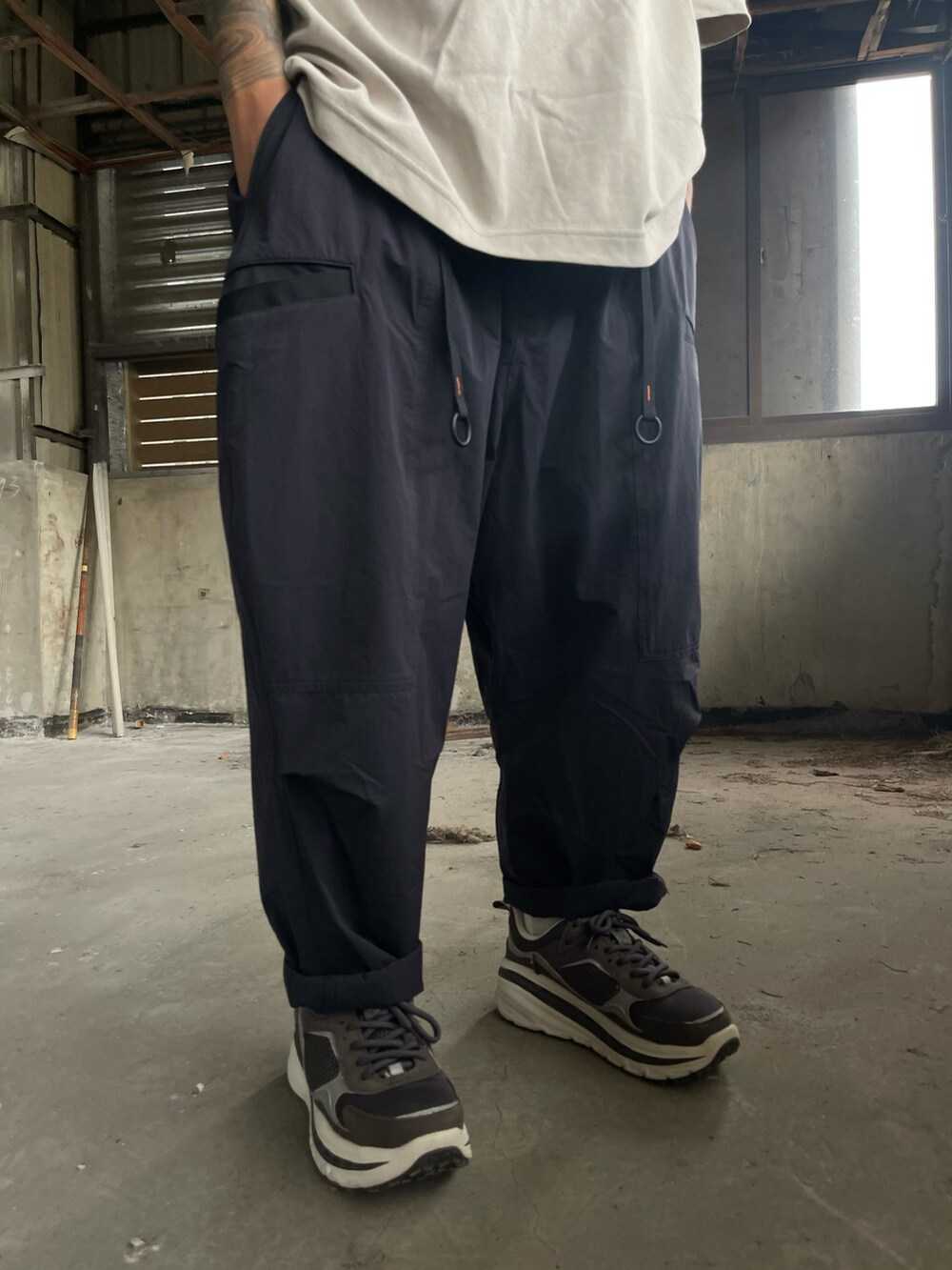 「一中街」｜「UNIQLOのアイテム（Tシャツ/カットソー、グレー系）」を使った、kevinlai2530さん（メンズ・165cm）の秋コーディネートの3枚目の写真