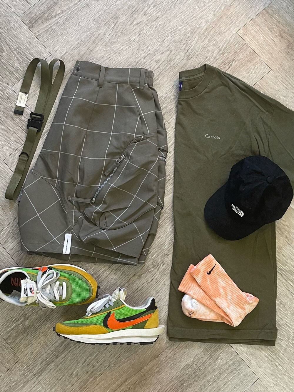 「一中街」｜「NIKEのアイテム（スニーカー、グリーン系）」を使った、kevinlai2530さん（メンズ・165cm）の秋コーディネートの4枚目の写真