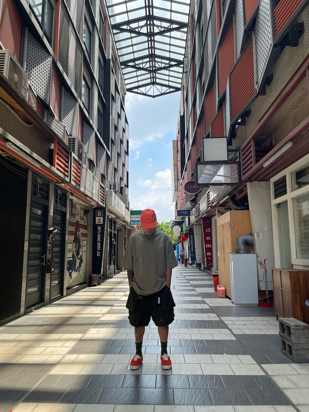 「一中街、一中r3born、r3born1920」｜「WTAPSのアイテム（キャップ、オレンジ系）」を使った、kevinlai2530さん（メンズ・165cm）の秋コーディネートの3枚目の写真