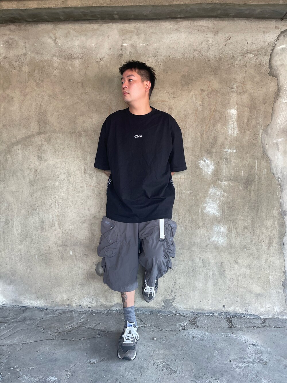 「一中街」｜「GUのアイテム（Tシャツ/カットソー、ブラック系）」を使った、kevinlai2530さん（メンズ・165cm）の秋コーディネートの2枚目の写真